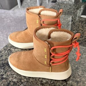 Women’s Ugg Classic Boom Chestnut Brown Ankle Boots S/N 1112472